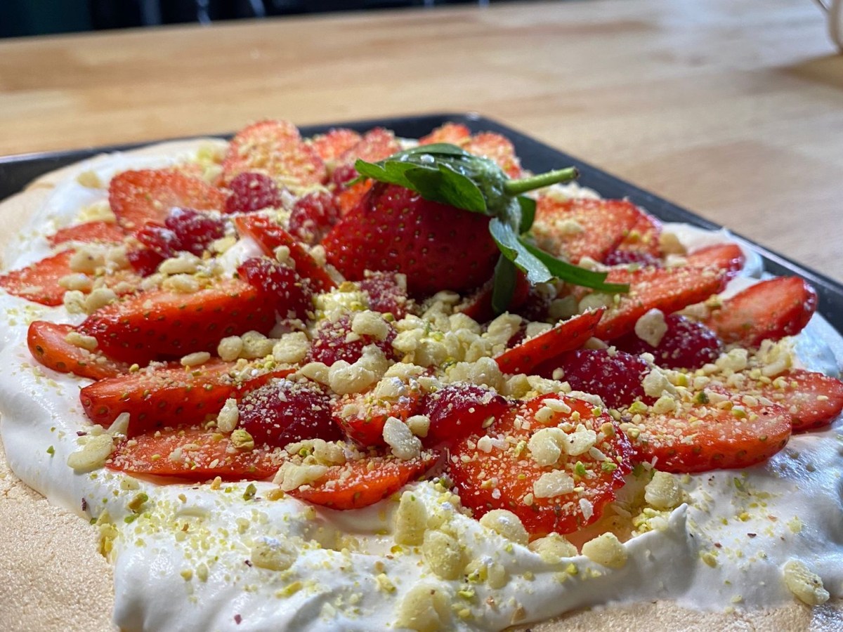 VEGAN BERRY PAVLOVA